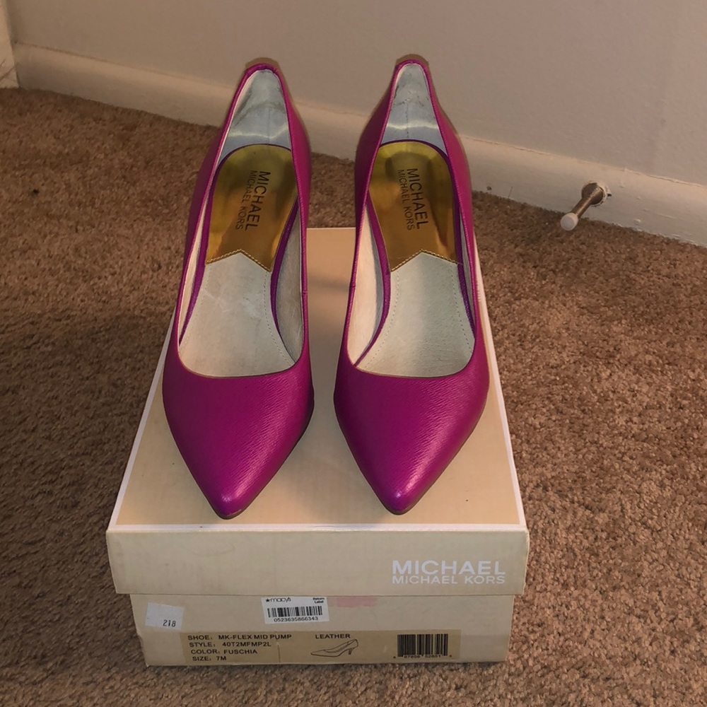 Womens size 7 Michael Kors flex mid pump in the color fuchsia.